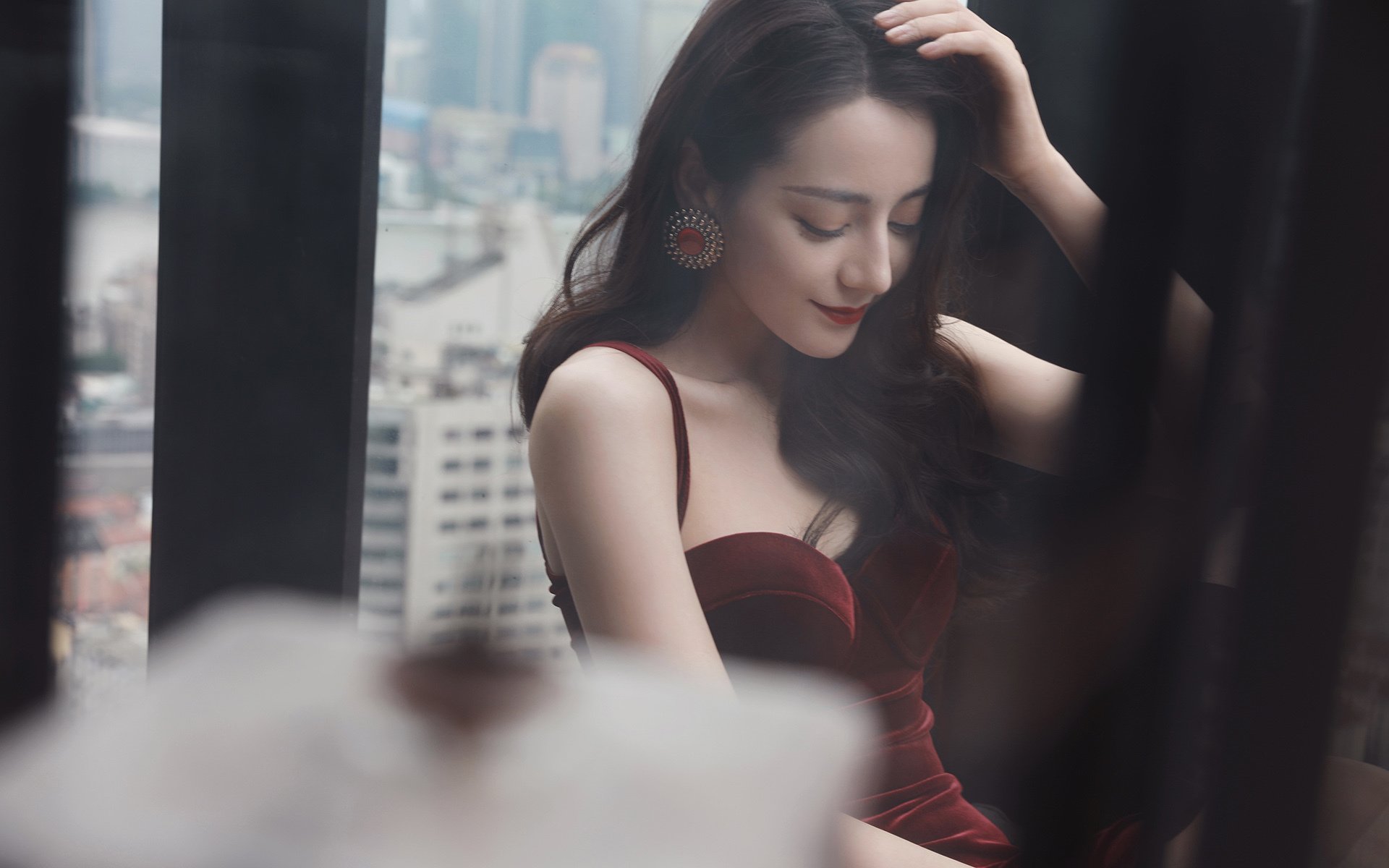 记者会现场气氛紧张主教练回应关键问题言辞谨慎，记者会主持人